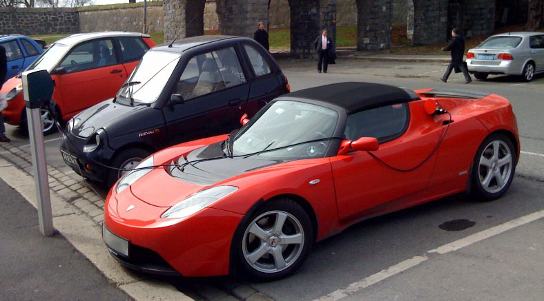 tesla_bei_ladestation